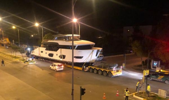 Antalya'nın denize uzak ilçesinin caddelerinde süper yat sürprizi