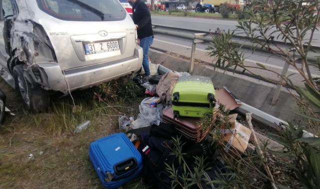 Antalya'ya gelen depremzede çift kaza geçirdi, valizler ortalığa saçıldı
