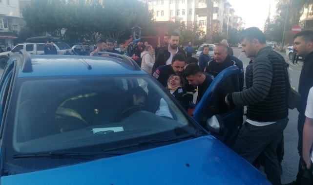 Araçta sıkışan sürücü için seferber oldular