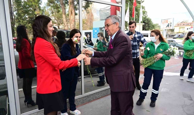 Başkan Topaloğlu'ndan sağlık çalışanlarına karanfil