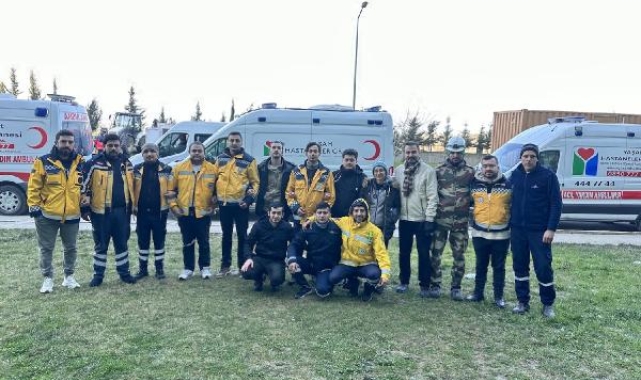 Deprem bölgesine yaşam olmaya gittiler 