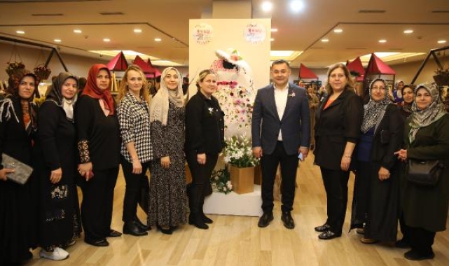 Depremzedeler yararına 8 Mart sergisi