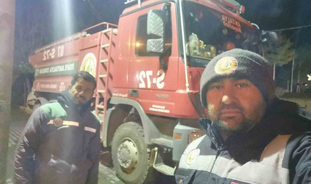 Depremzedelerin iftar ve sahurda su ihtiyaçlarını 'ateş savaşçıları' karşılıyor