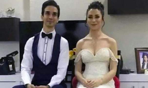 Eşinin cesedi yerde yatarken internette sörf yaptı !