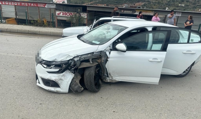 Gazipaşa'da iki otomobil çarpıştı: 2 yaralı