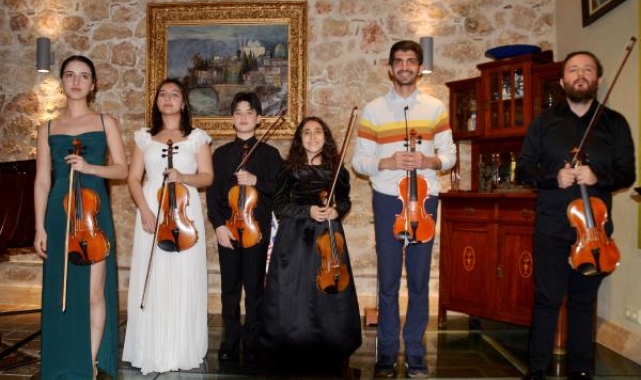 Genç kemancılar, depremzedeler için çaldı