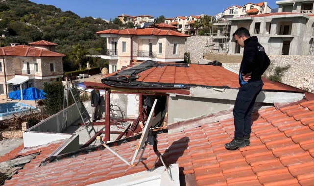 Kaş'ta 2 yapının kaçak bölümleri belediye ekiplerince yıkıldı