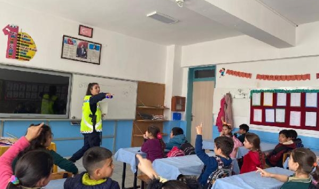 Kaş'ta ilkokul öğrencilerine trafik eğitimi