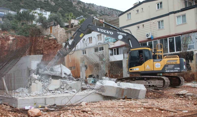Kaş'ta kaçak yapı belediye ekipleri tarafından yıkıldı