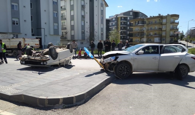 Kavşakta iki otomobil çarpıştı: Baba ve oğlu yaralandı