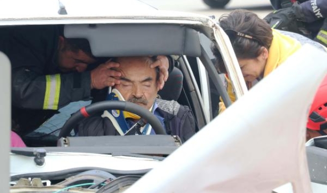 Kazada araçta sıkışan çift için seferber olundu