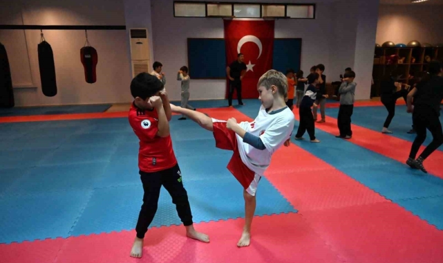 Kemer'de karate, kick boks ve pilates kursları devam ediyor