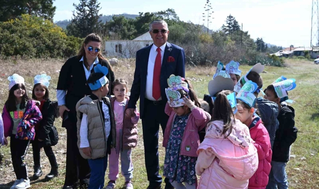 Kemer'de minikler fidanları toprakla buluşturdu
