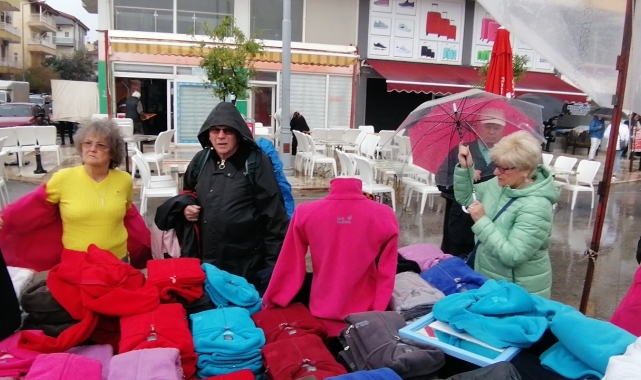 Manavgat'ta 1 saat süren sağanak esnaf ve turistlere zor anlar yaşattı