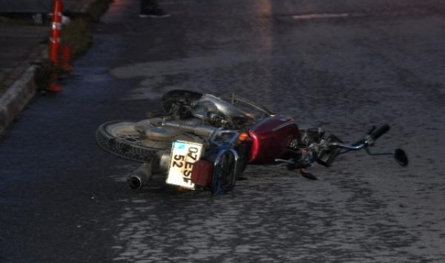 Minibüsle çarpışan motosiklette sürücü yaralandı