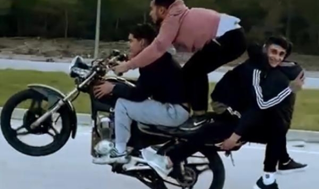 Motosiklette yolculuğa tepki yağdı 