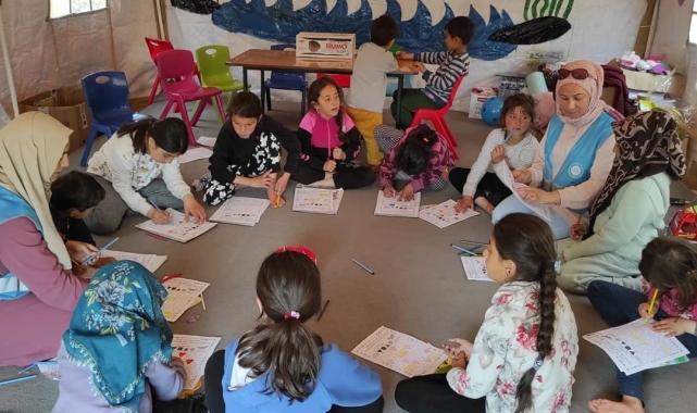 Müftülük personeli depremzede çocuklara manevi danışmanlık yapıyor