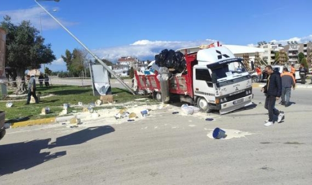 Öğrenci servisiyle kamyon çarpıştı: 5 yaralı
