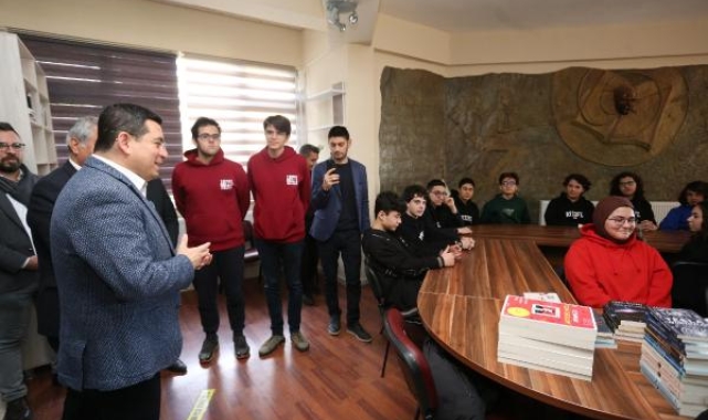 Öğrenciler kitap istedi, Başkan Tütüncü gönderdi