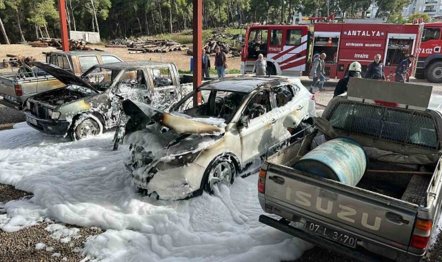 Orman İşletme şefliği otoparkında 3 araç yanarak kullanılamaz hale geldi