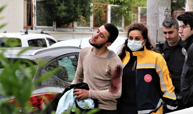 Parkta bıçaklanan genç, annesine sığındı !