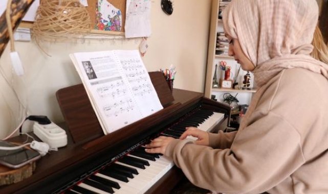 Reyyan, deprem sonrasında müzik eğitimini kaldığı gençlik merkezinde sürdürüyor