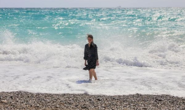 Rüzgarlı havada sahilde dalgalarla fotoğraf çektirdiler