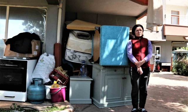 Sahte taahhütnameyle evinden çıkarıldı, kaldırımdan gözyaşları arasında yardım istedi