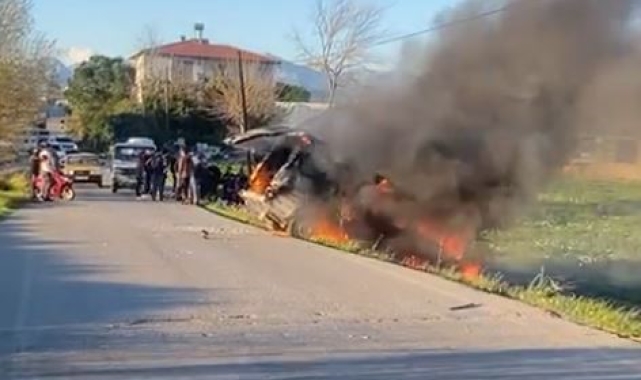 Serik'te otomobil alev alev yandı: 4 yaralı