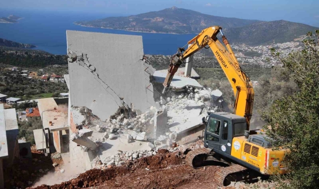 Turizm cenneti Kaş'ta kaçak yapılar yıkılıyor