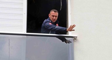 Yanan dairede mahsur kalan kedi, itfaiye ekiplerince kurtarıldı
