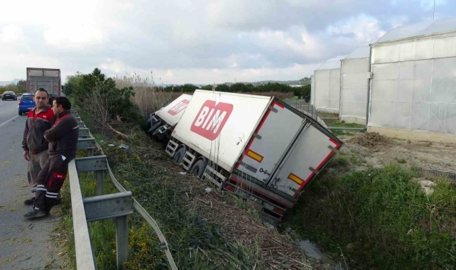 Zincir markete ait tır bariyerleri aşıp devrildi