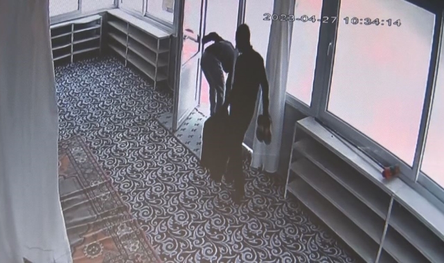 2 hırsız, girdikleri camiden hoparlörü ceketin içine alıp kaçtı