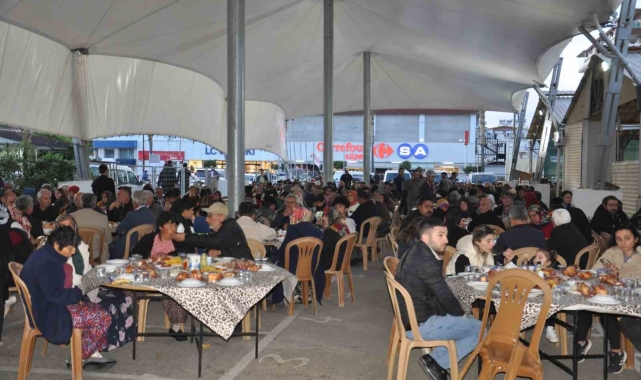 AK Parti'nin iftar sofrası binlerce kişiyi ağırladı