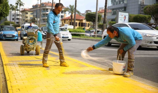 Alanya Belediyesi durak önlerinin boyasını yeniliyor