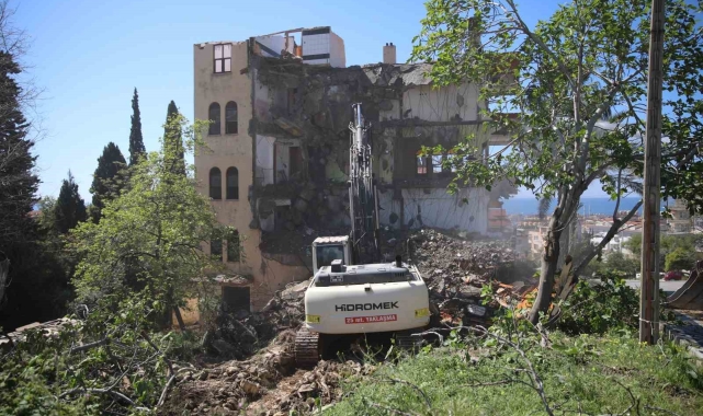 Alanya'da riskli yapıların yıkımı devam ediyor