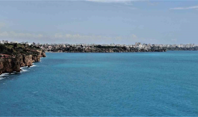 Antalya'da deniz ve hava sıcaklığı eşitlendi, ünlü sahil turkuaza büründü
