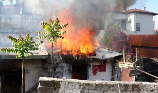 Antalya'nın ilk Türk mahallesinde ev yangını