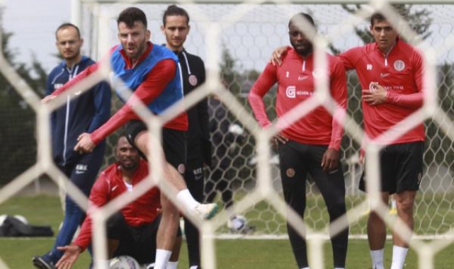 Antalyaspor, Karagümrük'e tam kadro hazırlanıyor