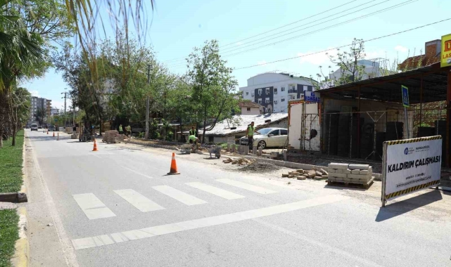 Aşık Veysel Caddesi'nde kaldırımlar yenileniyor