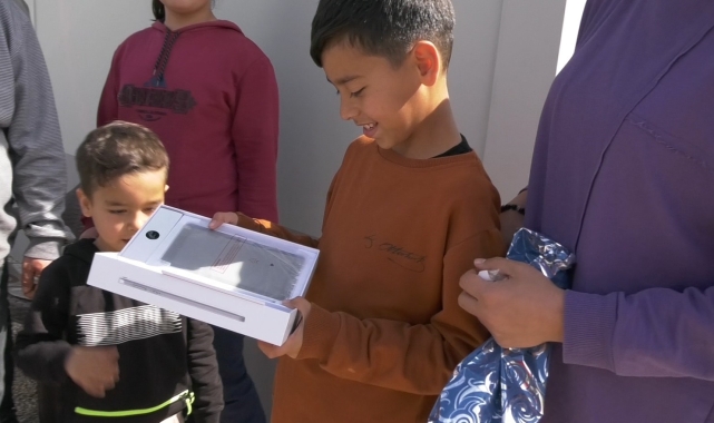 Başkan Muhittin Böcek'ten depremzede öğrencilere tablet 