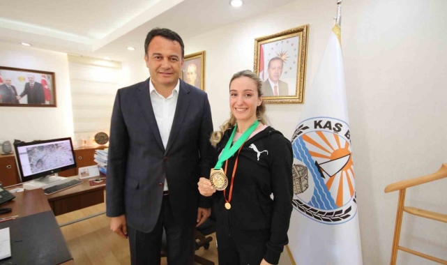Başkan Ulutaş, Muaythai dünya şampiyonu Zehra Doğan'ı kabul etti