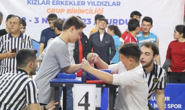 Bilek güreşinde kozlarını paylaştılar