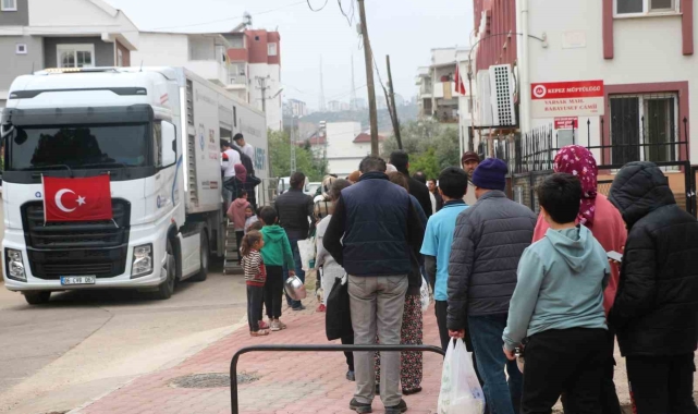 Büyükşehir mahallelere sıcak yemek ulaştırmaya devam ediyor