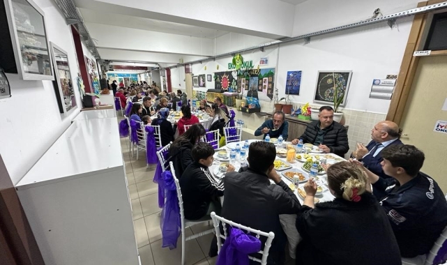 Depremzede veli ve öğrenciler okulda kurulan iftar sofrasında ağırlandı