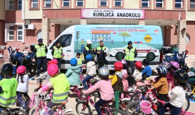 Jandarmadan çocuklara bisiklet kullanma eğitimi