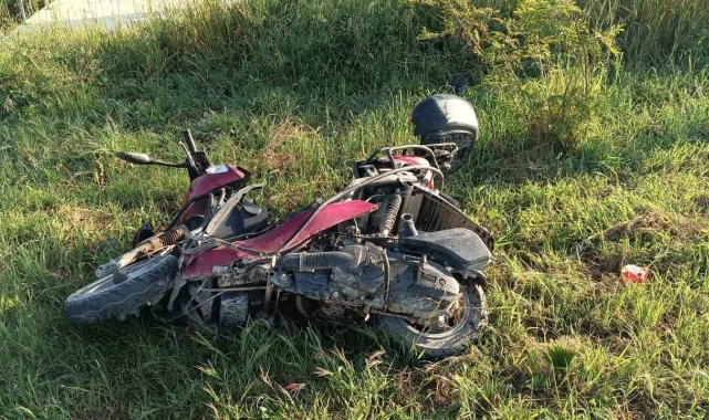 Kaldırıma çıkan otomobil ters yönden gelen motosikletle çarpıştı