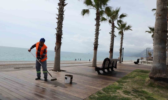 Konyaaltı Sahili'nde yaz sezonu hazırlığı başladı