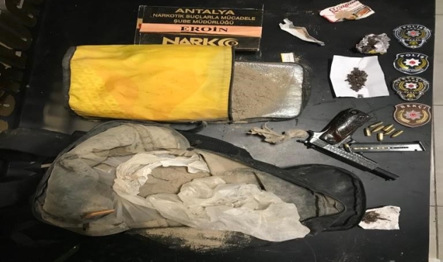 Kovalamacada yakalandı, sokağa attığı çantadan 5,5 kilo eroin çıktı !