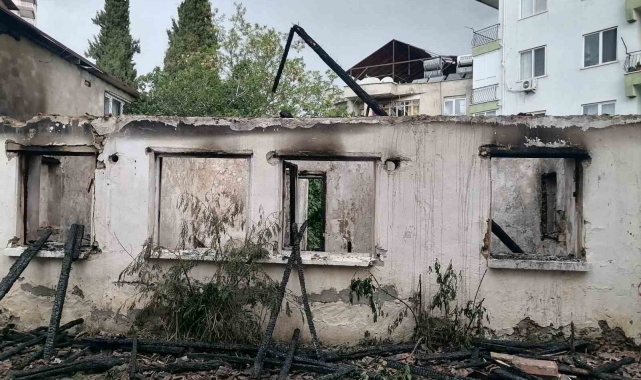 Kullanılmayan müstakil ev, alev alev yandı